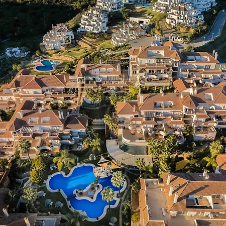 Aloha Hills Club Luxury Retreat Pools Gym Apartment Marbella